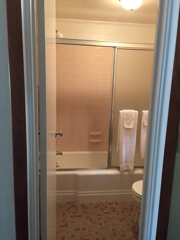 A Sapphire Inn Franklin Room photo