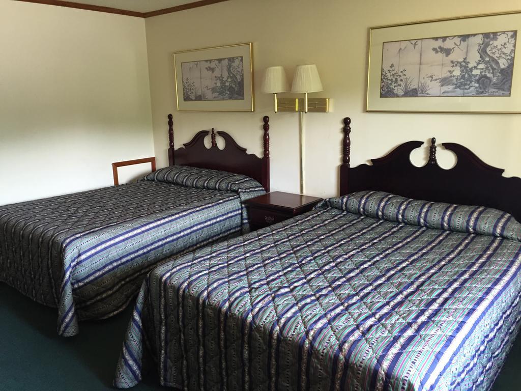 A Sapphire Inn Franklin Room photo